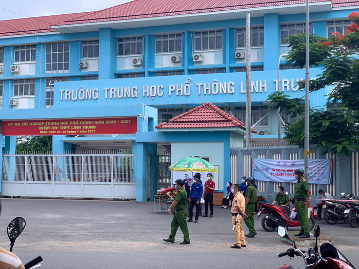 Tại điểm thi THPT Linh Trung, lực lượng chức năng và đội tình nguyện viên có mặt để hỗ trợ các thí sinh, phụ huynh tối đa trong kỳ thi năm nay
