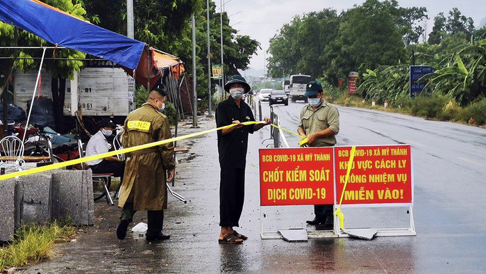 Lực lượng chức năng đang căng dây, thiết lập khu vực cách ly.