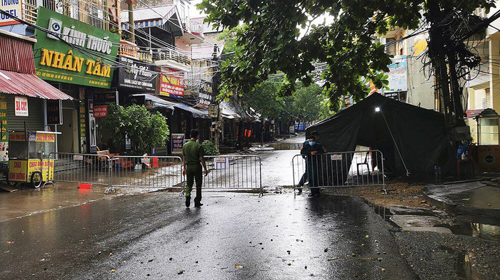 Hà Nội: Chùm ảnh 2 thôn ở Mỹ Đức trong ngày đầu cách ly y tế Ảnh 9