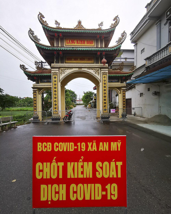 Thôn Kinh Đào được khoanh vùng, thiết lập khu vực cách ly y tế sau khi ghi nhận chùm ca bệnh 5 người trong một gia đình.