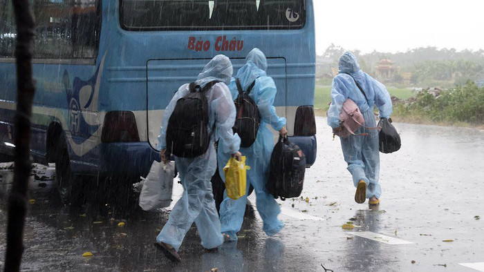 Sau khi được lấy mẫu xét nghiệm, những người thuộc diện có nguy cơ cao đã mặc đồ bảo hộ lên xe di chuyển đến điểm cách ly tập trung.