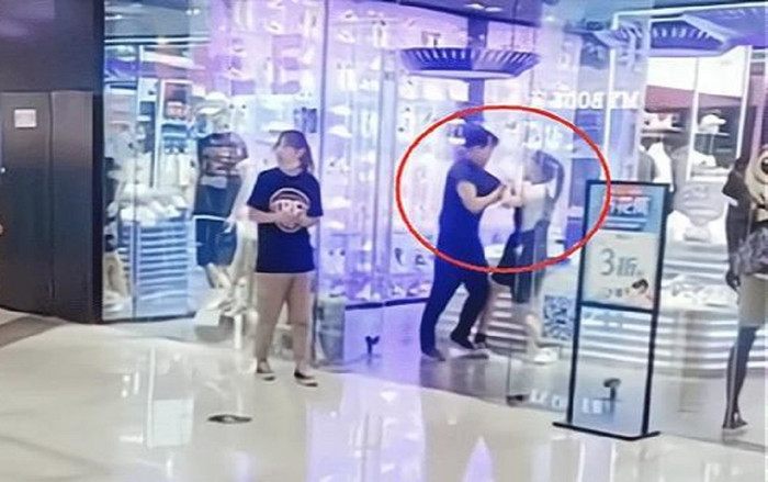 Cặp đôi một già một trẻ đánh nhau giữa trung tâm thương mại, nguyên nhân khiến dân tình ngao ngán Ảnh 2