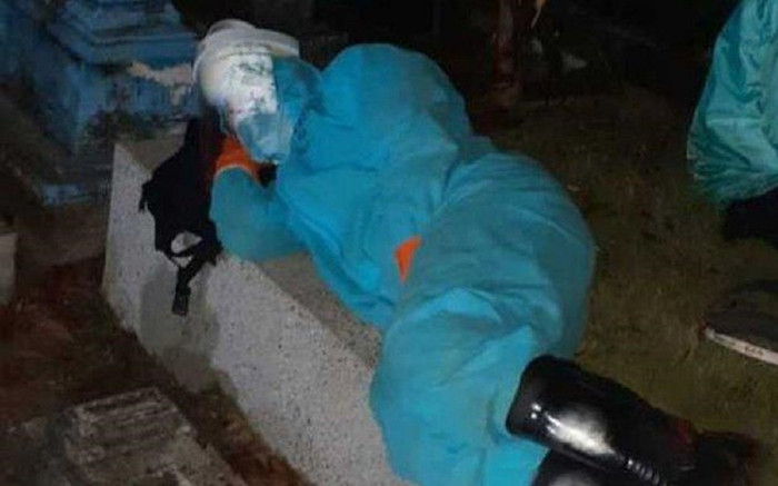 Câu chuyện của nhân viên nhà xác buộc phải ngủ với thi thể nạn nhân Covid-19: 'Tôi mệt quá anh ơi' Ảnh 2