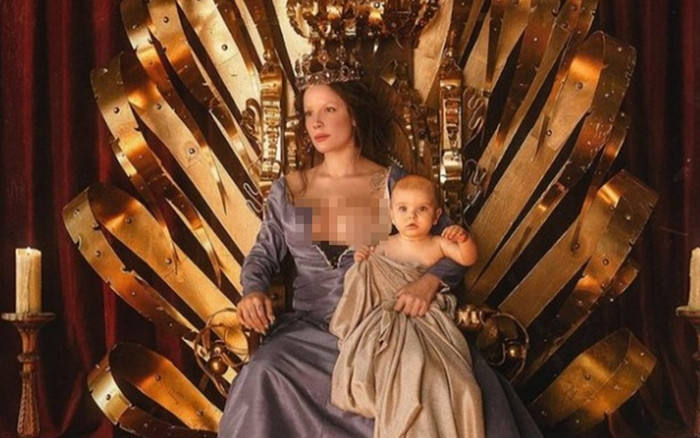 Nữ ca sĩ từng bắt tay BTS trong 'siêu hit' Boy With Luv gây sốc khi khoe vòng 1 trần trụi trên bìa album Ảnh 2