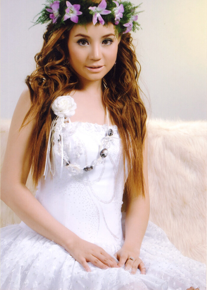 Gương mặt của nữ ca sĩ lúc này khá tròn với phần mũi to và tẹt.