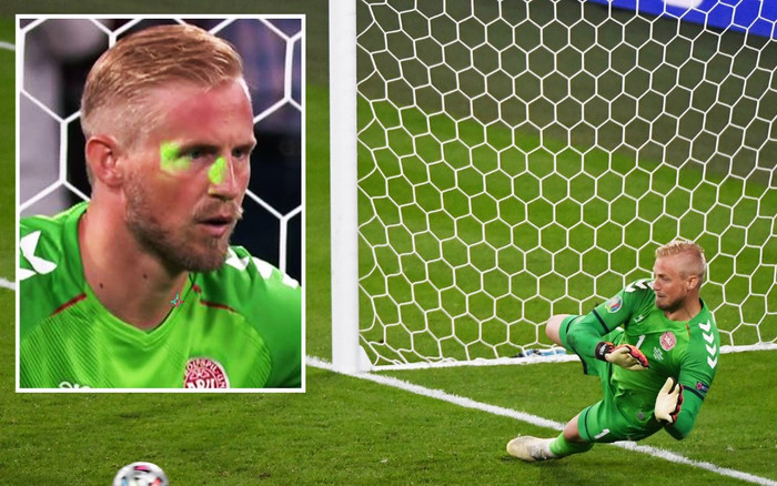 Thủ thành Kasper Schmeichel bị chiếu laser vào mặt trước khi cản phá quả 11m của Kane Ảnh 2