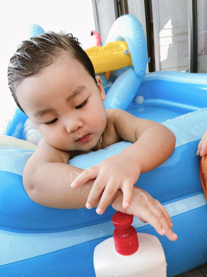 Những hình ảnh của quý tử nhà Hòa Minzy mỗi khi được đăng tải luôn gây sốt với người hâm mộ.