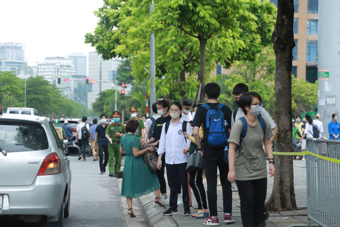 Phía ngoài cổng trường, phụ huynh đã đợi sẵn thí sinh để đón về nghỉ trưa, chuẩn bị cho buổi thi cuối cùng chiều nay với môn thi Ngoại ngữ