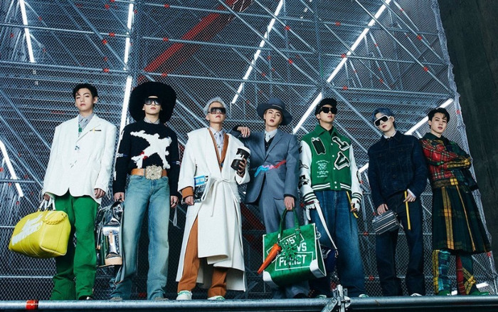 BTS khiến fan thế giới rụng rời khi xuất hiện ở show Louis Vuitton với visual quá hoàn hảo Ảnh 2