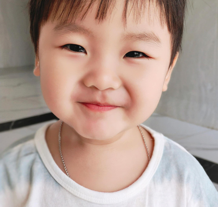 Kể từ lúc được bố mẹ công khai, bé Bo nhà Hòa Minzy nhanh chóng trở thành 'thế lực nhí' được yêu mến không kém gì bố mẹ nổi tiếng nhờ vẻ ngoài đáng yêu cùng sự 'sáng dạ', lanh lợi hiếm thấy so với tuổi.