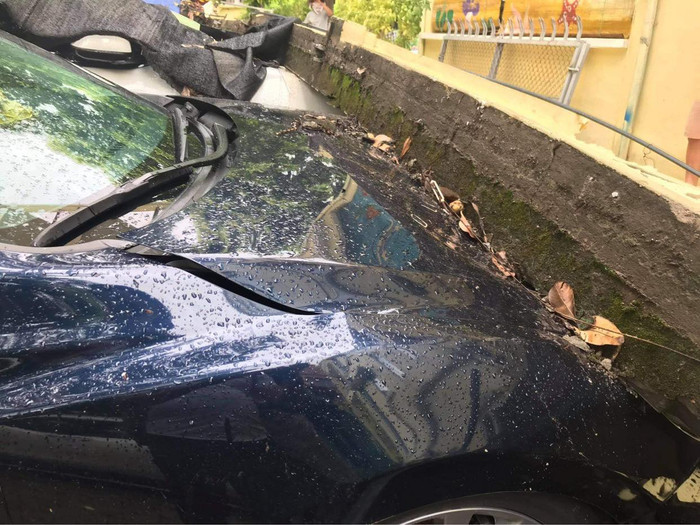 Hà Nội: Bức tường dài hàng chục mét bất ngờ đổ sập đè 13 vào ô tô đang đỗ trên vỉa hè Ảnh 2