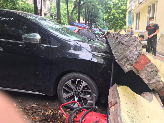 Hà Nội: Bức tường dài hàng chục mét bất ngờ đổ sập đè 13 vào ô tô đang đỗ trên vỉa hè Ảnh 4