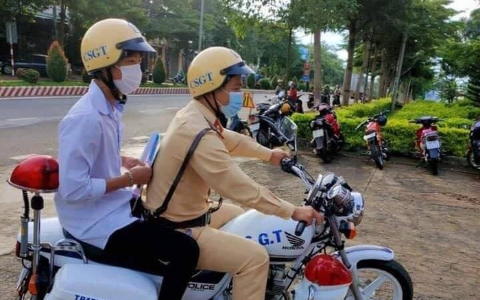 Quên Atlat Địa lý, nam sinh được chiến sĩ CSGT dùng xe chuyên dụng chở đi mua để kịp thời gian thi cử Ảnh 2