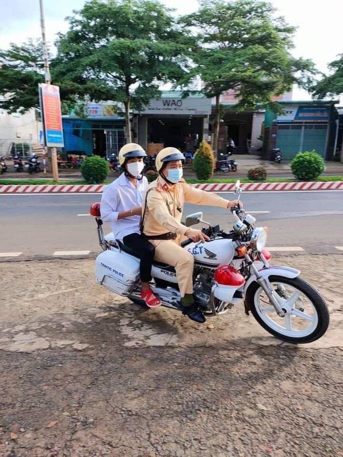 Không chỉ chở đi mua Atlat, chiến sĩ này còn tặng nam sinh luôn quyển Atlat Địa lý ấy. Ảnh: Diễn đàn Tây Nguyên