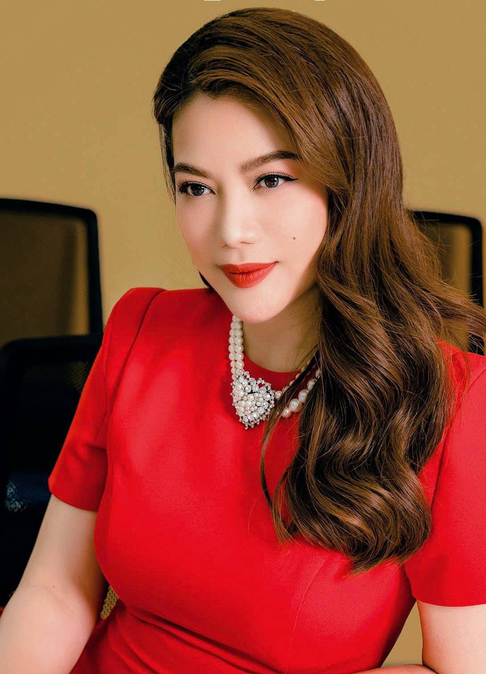 Trương Ngọc Ánh thường xuyên được khen có vẻ đẹp không tuổi vì gần 20 năm qua cô vẫn giữ gương mặt tươi trẻ và vóc dáng gợi cảm không khác những ngày đầu bước chân vào showbiz