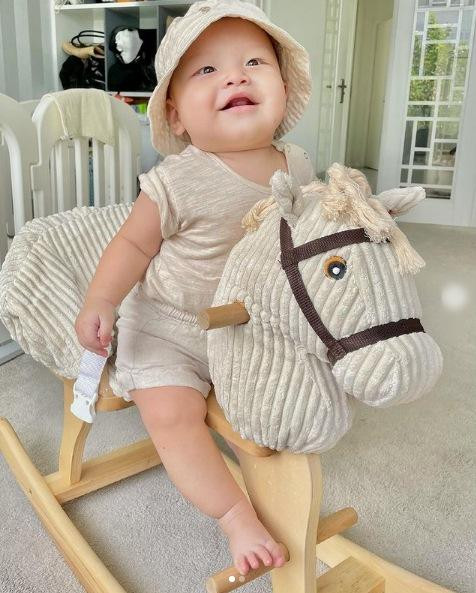 Các kiểu nón có vành to rất được lòng gia đình nhà Hà Hồ...