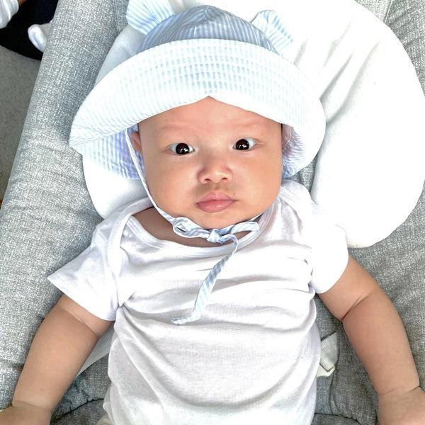 Khi khác, Leon được gia đình cho đội chiếc nón có vành bằng vải, chất liệu mềm mại, dịu nhẹ với làn da.