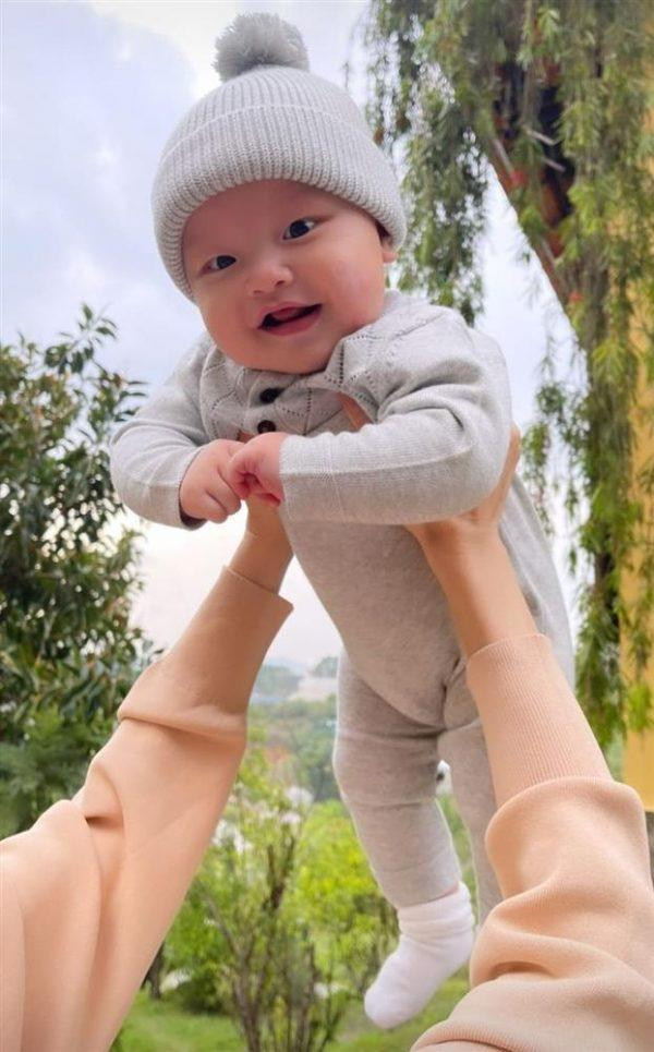 Lớn hơn một chút là những chiếc nón len đan mềm mại, ấm áp... Do là bé trai nên mẹ Hà Hồ rất tinh ý chọn màu xám trung tính.