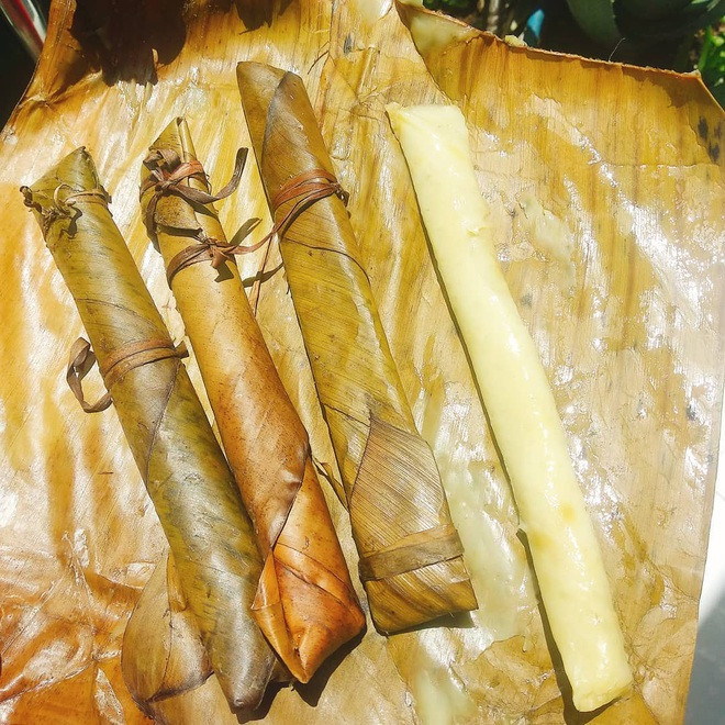 Bánh có màu trắng trong, dai giòn, được gói trong lá chuối, thơm mùi bột gạo.