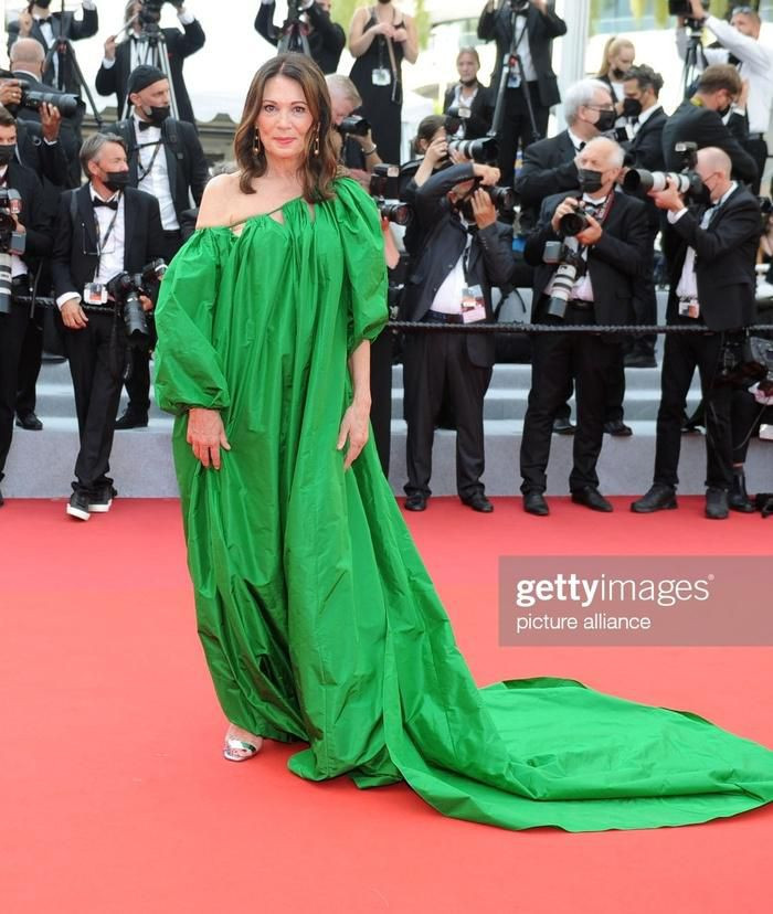 Nữ diễn viên người Đức Iris Berben trong bộ váy rèm cửa màu xanh trên thảm đỏ LHP Cannes 2021