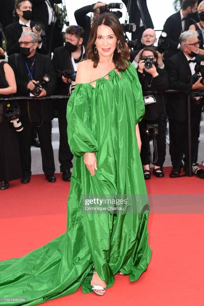 Bộ váy nhăn nhúm, không được ủi thẳng thớm khiến trông diện mạo của cô trông vừa già lại gây mất điểm tại sự kiện lớn