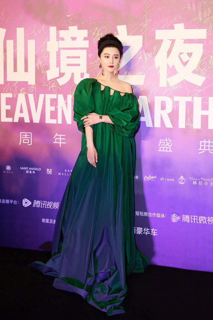 Nữ hoàng thảm đỏ Cbiz trong bộ váy của Oscar de la Renta nổi bần bật tại thảm đỏ sự kiện tạp chí Wonderland hồi tháng 6