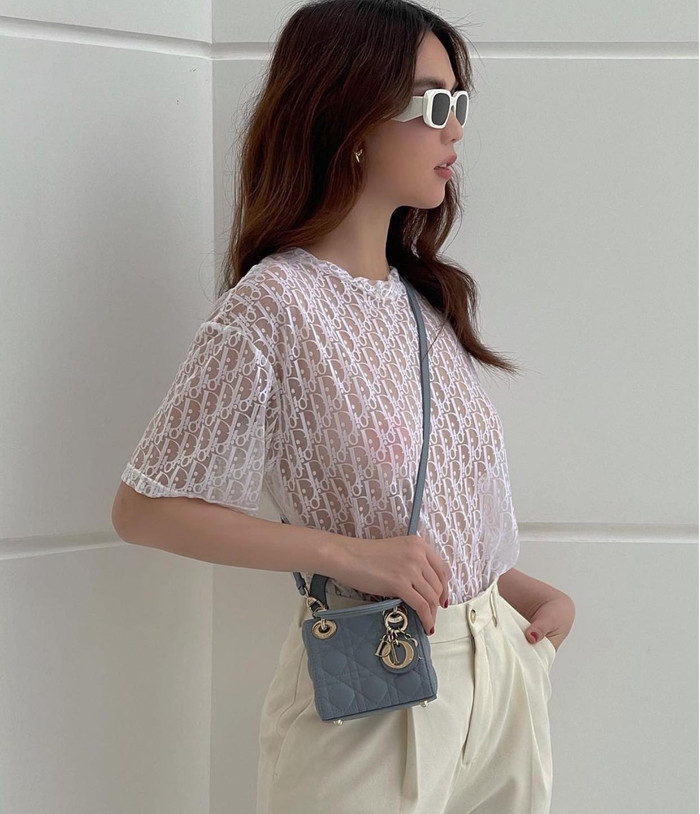 Mỹ nhân gốc Trà Vinh trông như một nàng tiểu thơ sang chảnh dát trên mình loạt items hàng hiệu. Chiếc áo mỏng tang trong vắt soi rọi miếng dán ngực khiến fan đau mắt