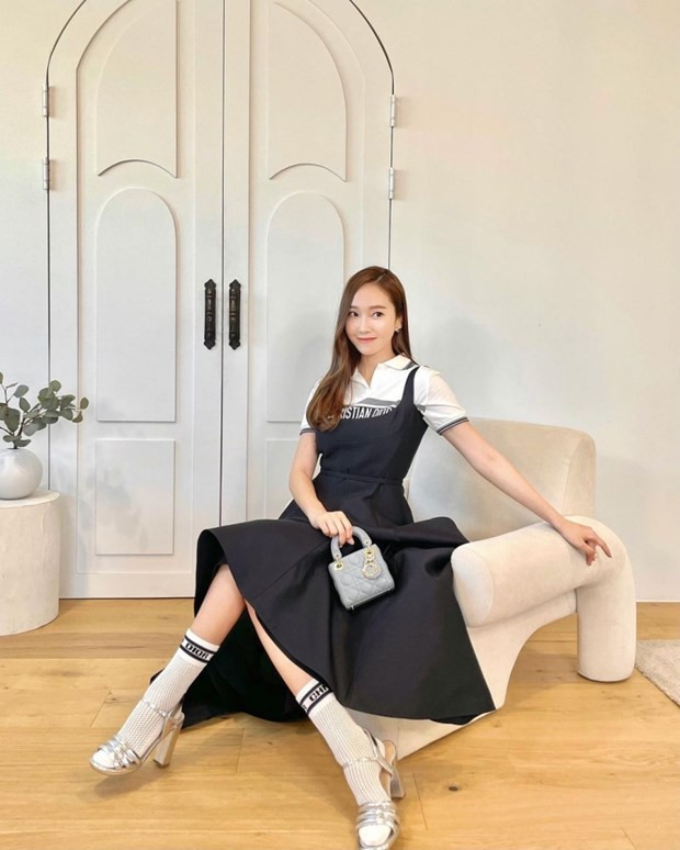 Kiểu túi mà Ngọc Trinh chọn giống y chang của 'nữ hoàng băng giá' Jessica Jung đã từng xách