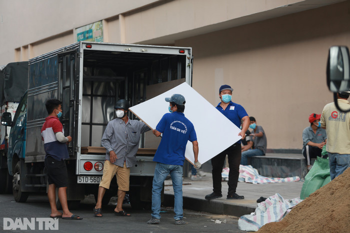 Nhiều nguyên vật liệu xây dựng như cát,dây điện, ván gỗ... đươc vận chuyển tới khu vực dưới Block C1 của Thuận Kiều Plaza. Ảnh: Dân Trí