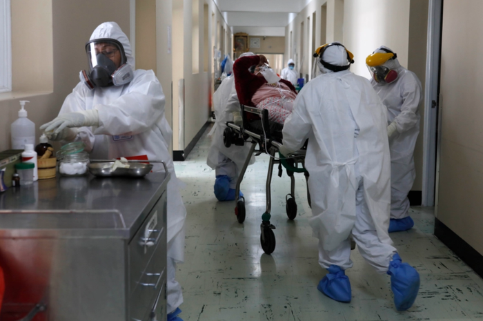 Nhân viên y tế chuyển một bệnh nhân Covid-19 tại Bệnh viện Honorio Delgado ở Arequipa, Peru.