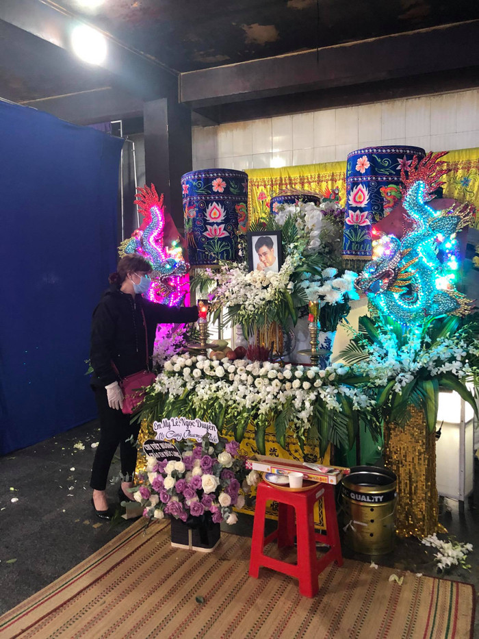 Hình ảnh người mẹ mãi nhìn về di ảnh con trai khiến nhiều người chứng kiến không khỏi xót xa