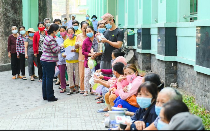 YouTuber gây tranh cãi khi thẳng thừng tuyên bố: 'Đi ra ngoài, bụi đời không phát cơm' Ảnh 2