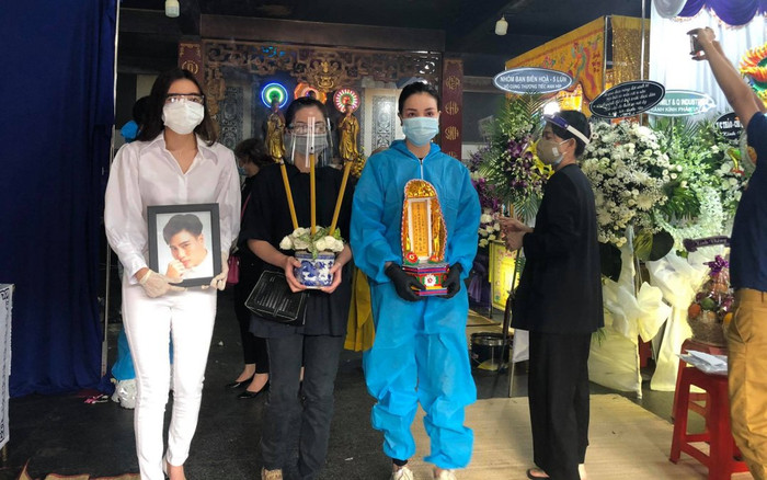 Cao Thái Hà ôm di ảnh, người mẹ bật khóc trong lễ di quan cố diễn viên Đức Long Ảnh 2