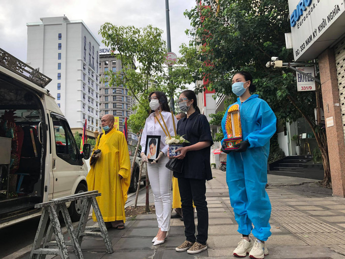 Cao Thái Hà ôm di ảnh của người bạn thân thiết