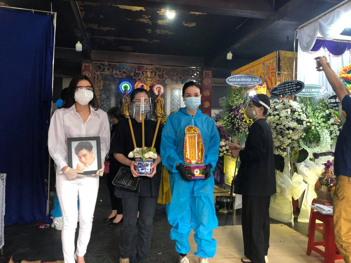 Cao Thái Hà ôm di ảnh, người mẹ bật khóc trong lễ di quan cố diễn viên Đức Long Ảnh 7