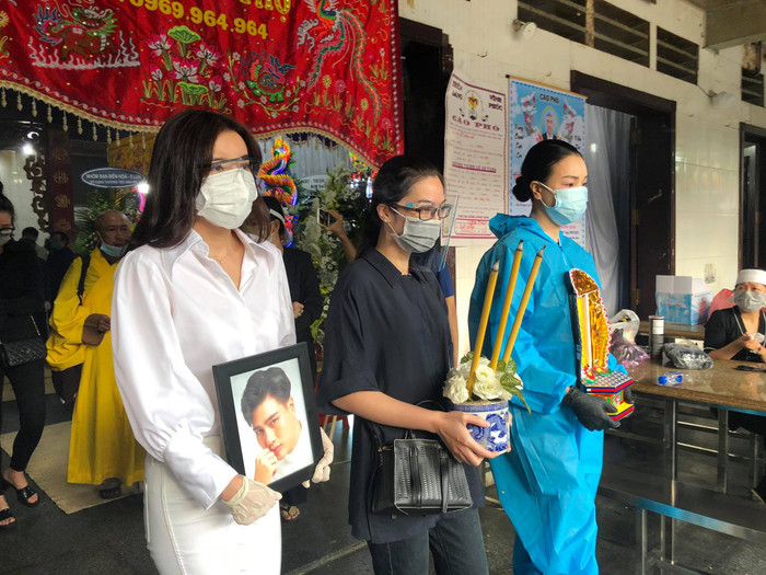 Cao Thái Hà ôm di ảnh, người mẹ bật khóc trong lễ di quan cố diễn viên Đức Long Ảnh 6