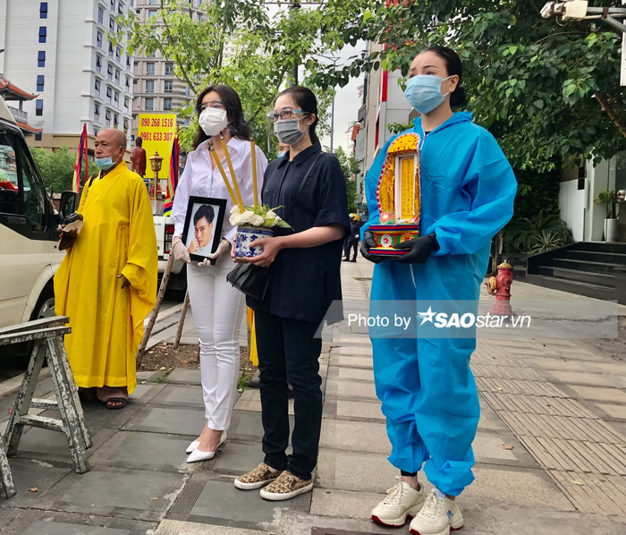 NSƯT Mỹ Uyên sụt sùi nước mắt tại tang lễ diễn viên Đức Long: 'Không muốn khóc nhưng chị thương em lắm' Ảnh 13