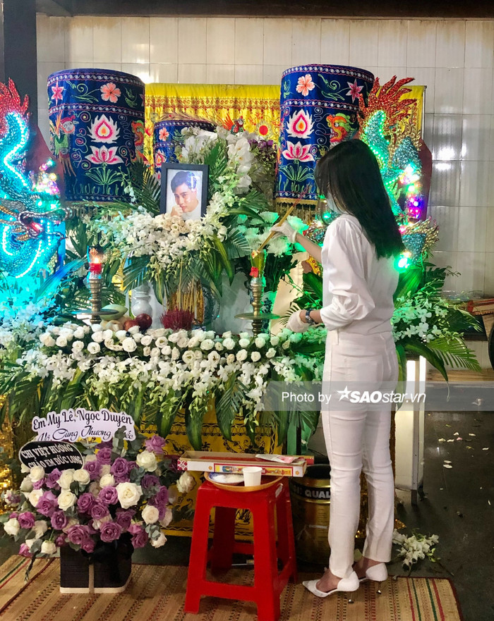 Diễn viên Cao Thái Hà thắp nén hương cho người bạn thân thiết của mình.