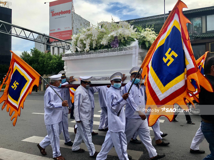 NSƯT Mỹ Uyên sụt sùi nước mắt tại tang lễ diễn viên Đức Long: 'Không muốn khóc nhưng chị thương em lắm' Ảnh 9