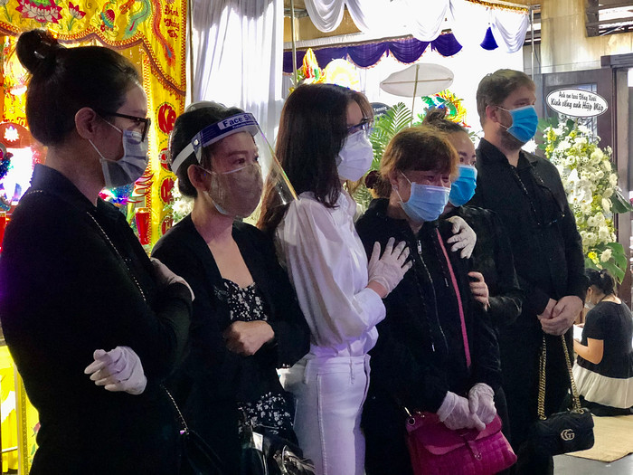 NSƯT Mỹ Uyên sụt sùi nước mắt tại tang lễ diễn viên Đức Long: 'Không muốn khóc nhưng chị thương em lắm' Ảnh 5