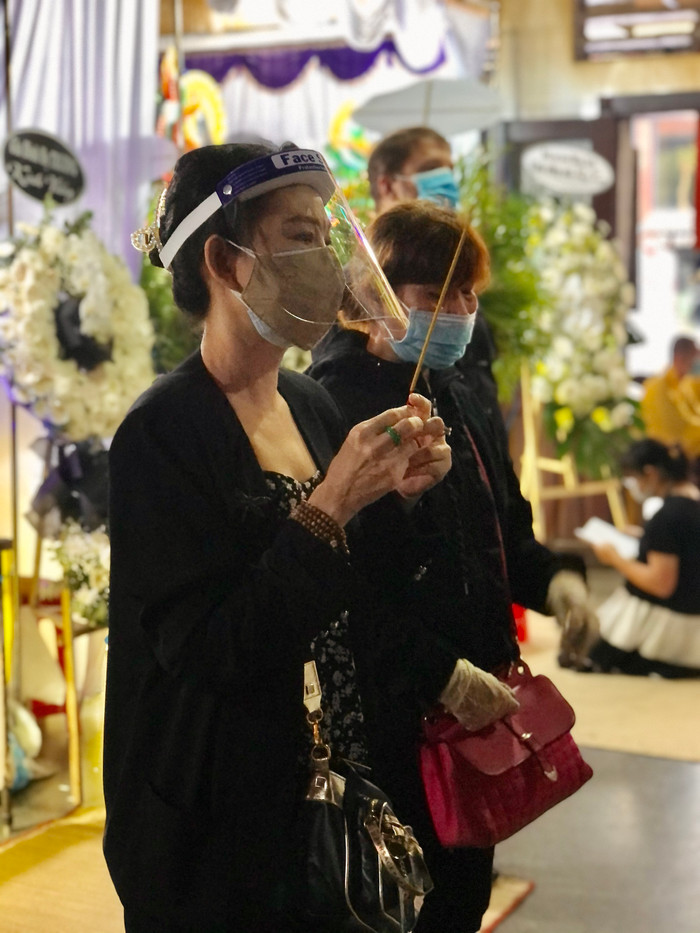 NSƯT Mỹ Uyên có mặt từ sớm trong ngày đưa tang cố diễn viên Phạm Đức Long.