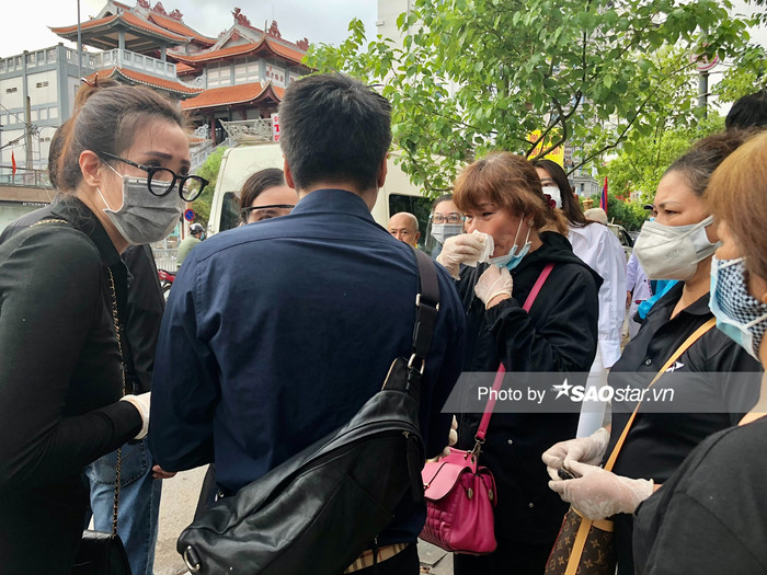 NSƯT Mỹ Uyên sụt sùi nước mắt tại tang lễ diễn viên Đức Long: 'Không muốn khóc nhưng chị thương em lắm' Ảnh 12