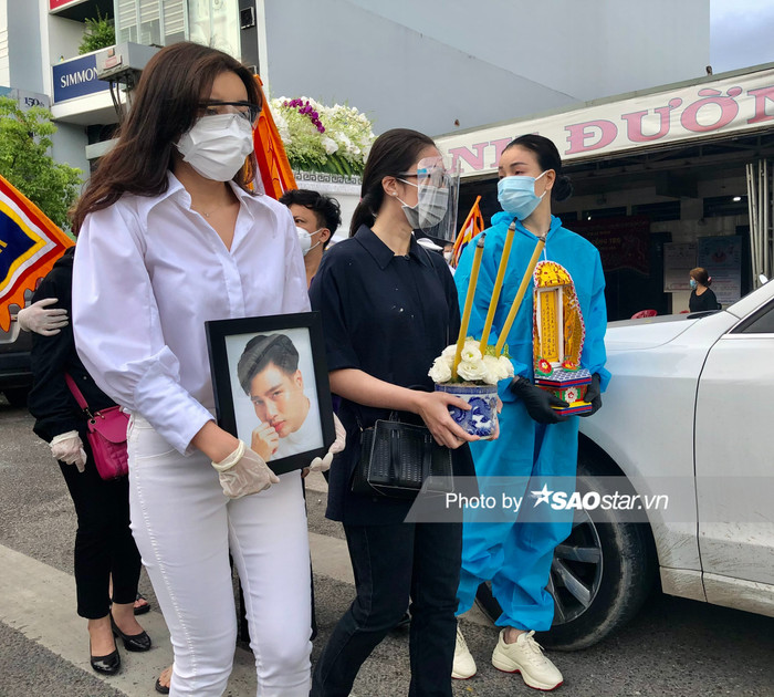 NSƯT Mỹ Uyên sụt sùi nước mắt tại tang lễ diễn viên Đức Long: 'Không muốn khóc nhưng chị thương em lắm' Ảnh 10