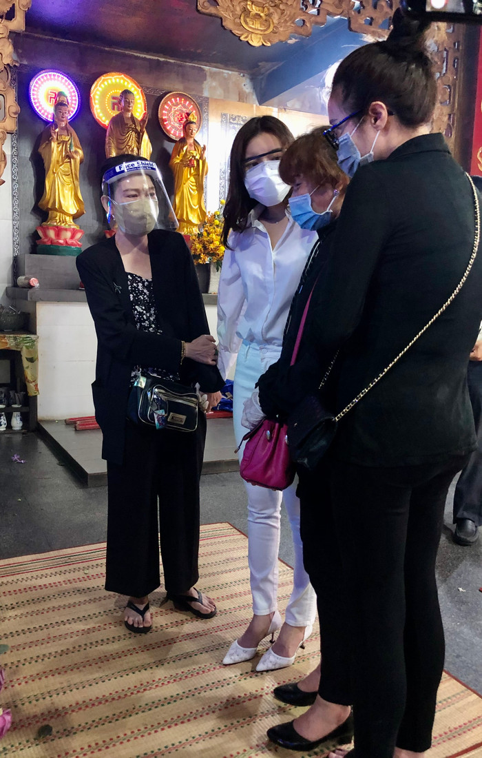 NSƯT Mỹ Uyên sụt sùi nước mắt tại tang lễ diễn viên Đức Long: 'Không muốn khóc nhưng chị thương em lắm' Ảnh 6