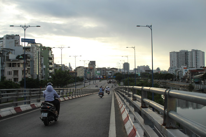 Con đường từ dốc cầu Chà Và (quận 8) đổ xuống đại lộ Võ Văn Kiệt vắng bóng người