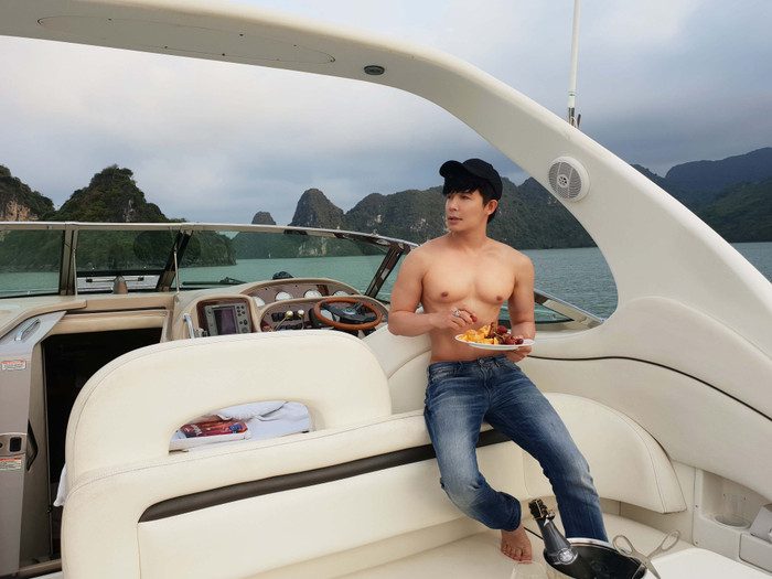 Nathan Lee cởi trần khoe cơ thể đầy 'múi cuồn cuộn' khiến fan 'xịt máu mũi' Ảnh 4