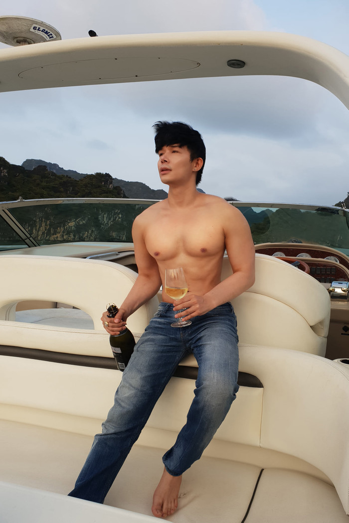 Nathan Lee cởi trần khoe cơ thể đầy 'múi cuồn cuộn' khiến fan 'xịt máu mũi' Ảnh 5