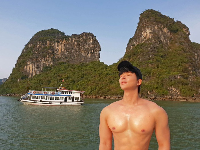 Nathan Lee cởi trần khoe cơ thể đầy 'múi cuồn cuộn' khiến fan 'xịt máu mũi' Ảnh 9