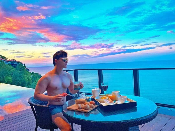 Trước đó, anh chàng từng khiến khán giả 'dậy sóng' khi khoe vòng 3 cùng chiếc quần bơi tí hon.