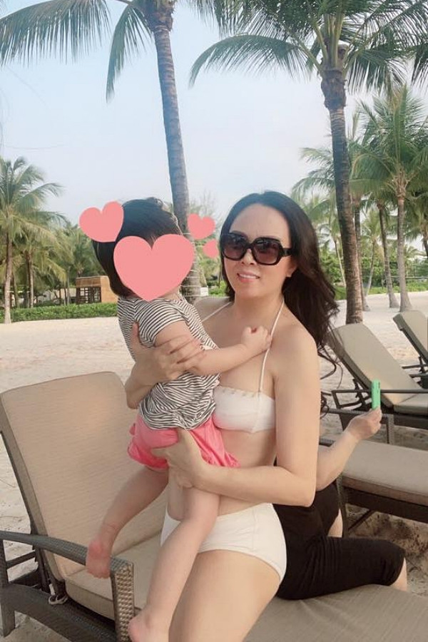 Trước đó, nữ doanh nhân từng khiến dân tình 'bỏng mắt' khi khoe ảnh mặc bikini bồng con gái nhỏ.